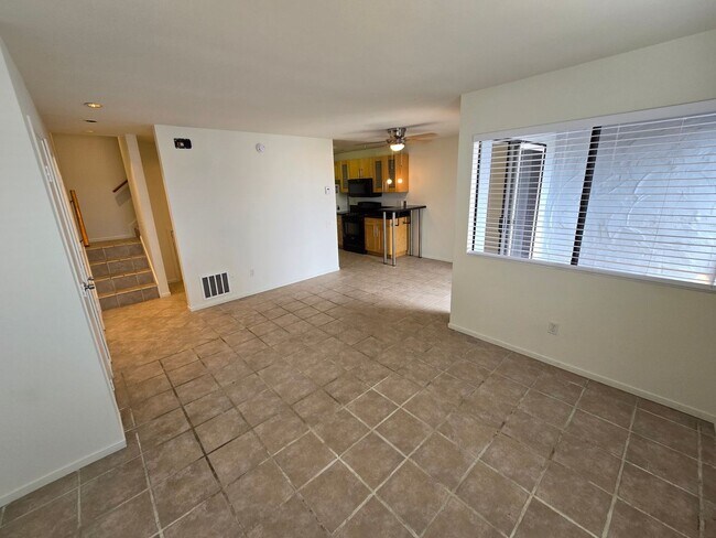 Foto del edificio - W. Clairemont Townhome. 2 br., 1.5 ba.