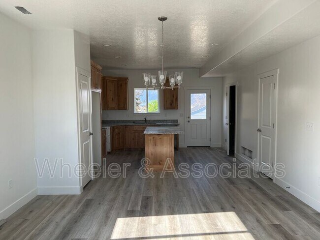 Building Photo - 308 38th St