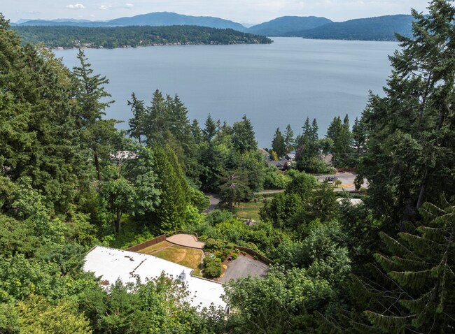 Building Photo - Elegant 4 bed home with Lake Sammamish Vie...