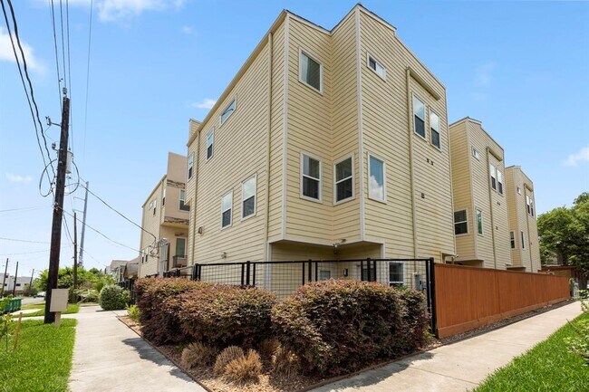 Building Photo - 1625 Shearn St