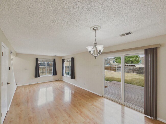 Building Photo - Gorgeous townhome in Thornton!