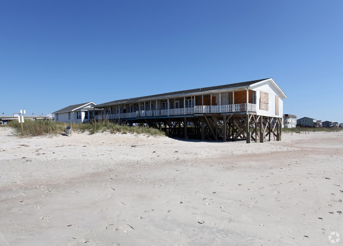 Building Photo - Capt'n Jack's Oceanfront Apartments