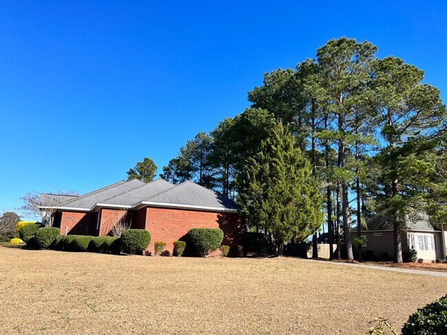 Building Photo - Grand 4 Bedroom Home in Sought After Hunte...
