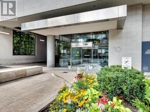 Building Photo - 210 Simcoe St
