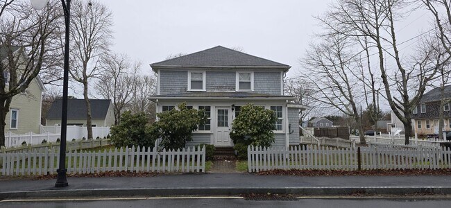 Building Photo - Year Round 5+ Bedroom in Hyannis