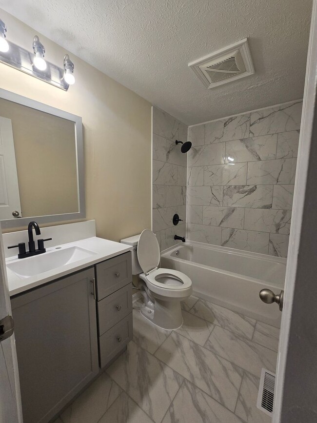 Foto del edificio - 3 bed 1.5 bath in the Tamarack Park Neighb...