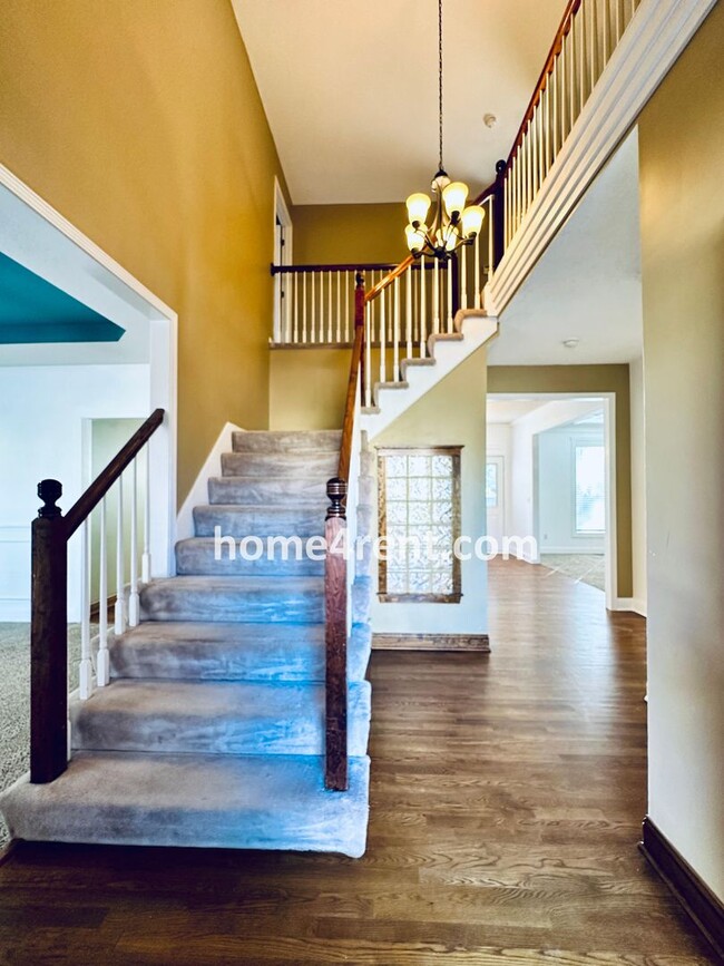 Building Photo - Beautiful Four Bedroom Olathe Home w/ Wood...