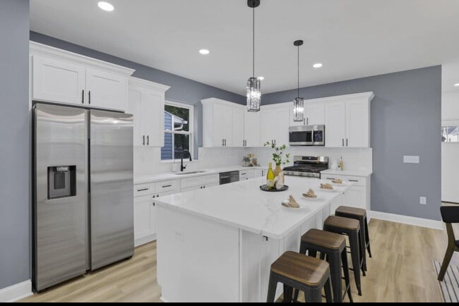 Building Photo - 613 Siebert St