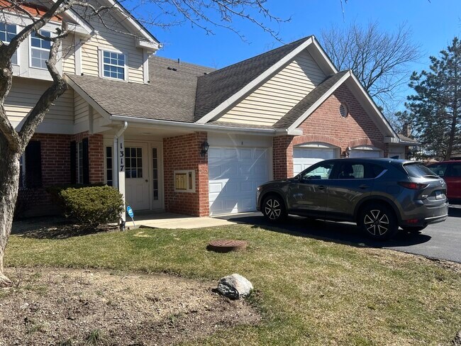 Building Photo - 1317 E Evergreen Dr