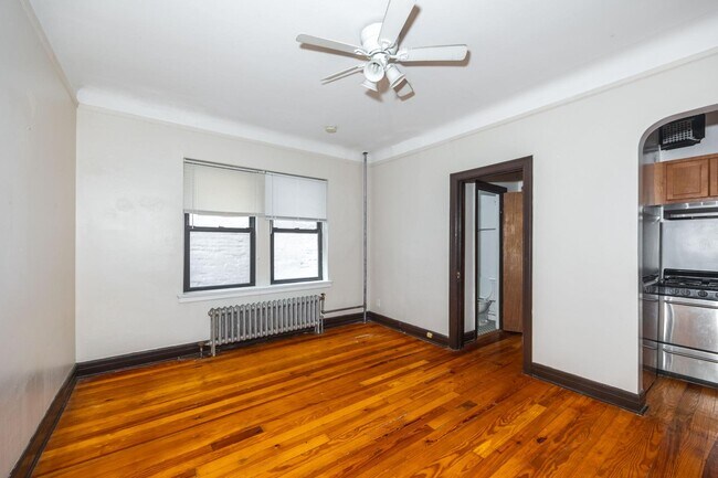 Building Photo - 948 W Cuyler Ave