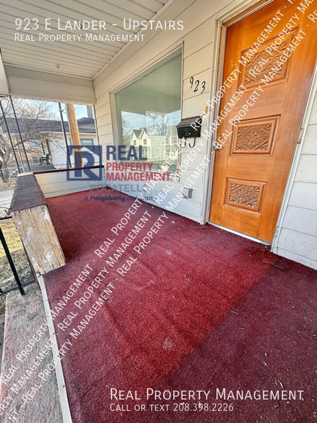Building Photo - 2 bed 1 bath - Upstairs unit