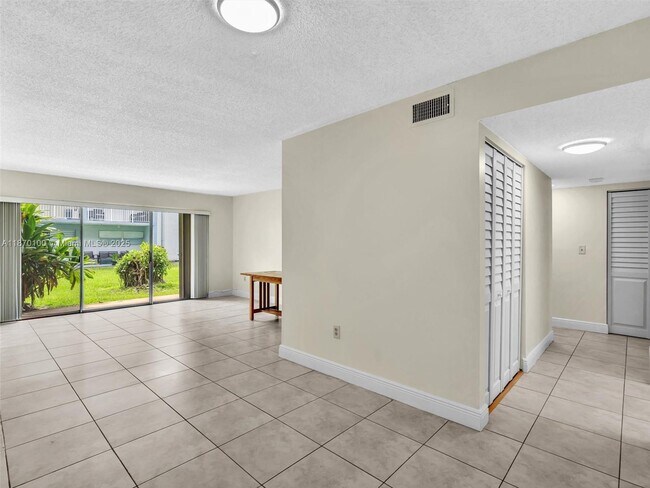 Foto del edificio - 9367 Fontainebleau Blvd