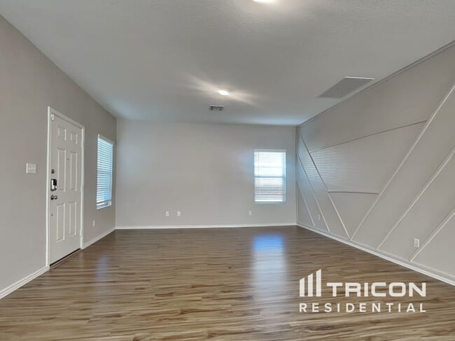 Building Photo - 317 Emerald Green Trail