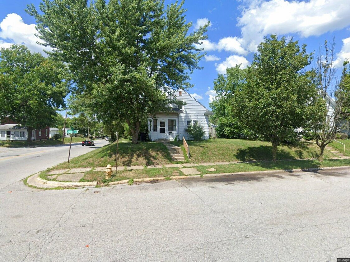 Primary Photo - 1702 Everett St