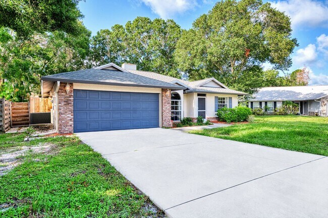 Foto del edificio - STUNNING 3 BEDROOM, 2 BATHROOM, 2 CAR GARAGE HOME LOCATED IN THE HIGHLY SOUGHT AFTER BRIARWOOD CO...