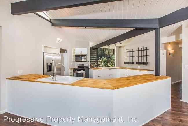Building Photo - 9718 Shadow Island Dr