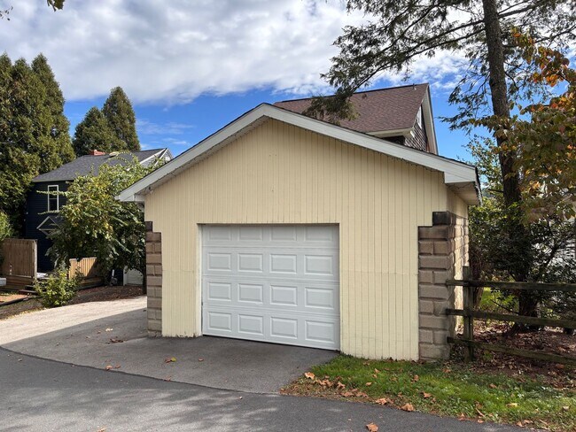 Foto del edificio - Single Family Home located within Minutes of both Hospitals. - 3 Bedrooms, 1 Bathroom and 1 Car G...