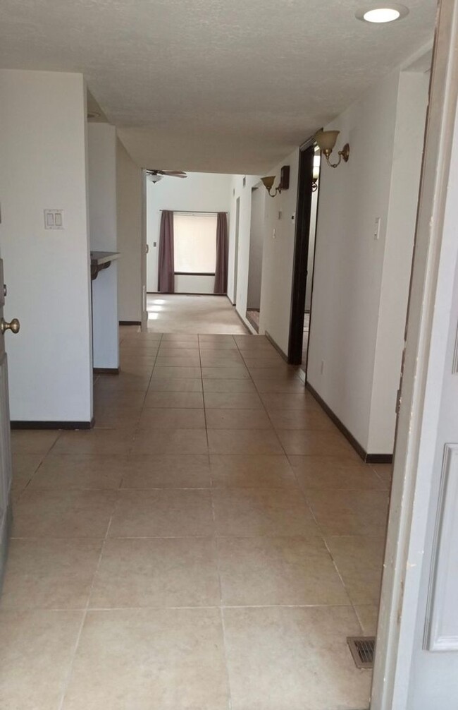 Foto del edificio - Cozy 2Bdr 2 Bath condo near sandia high sc...