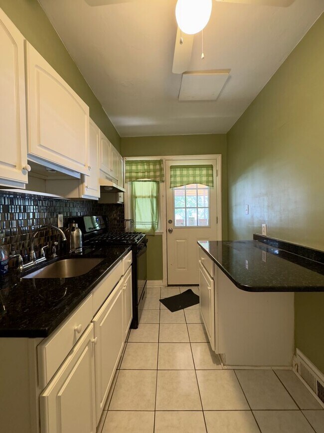 Foto del edificio - Charming 2 Bedroom/1 Bathroom in Parkville...
