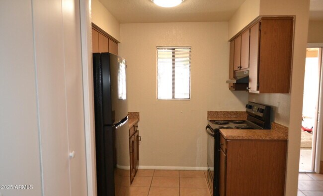 Building Photo - 427 E Friar Ave