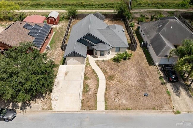 Building Photo - 1005 N Sabinas St