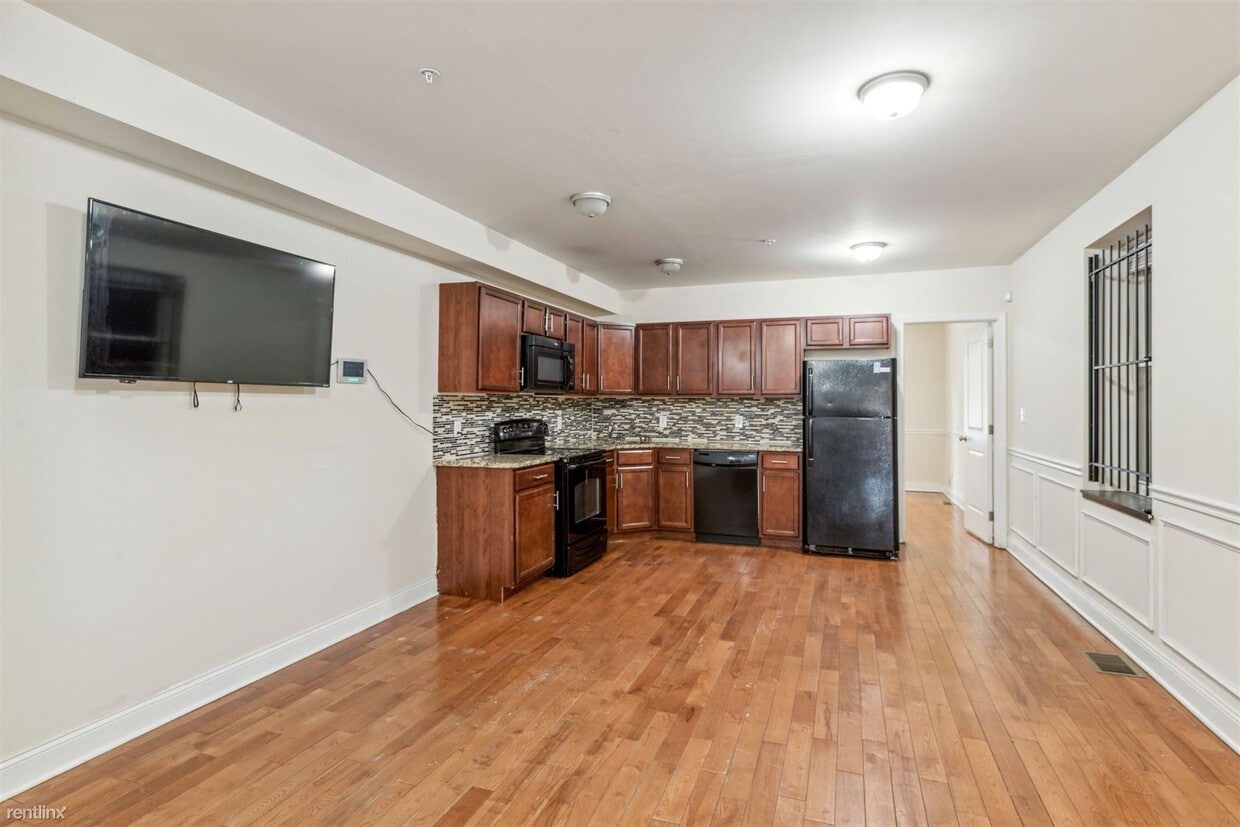 4 br, 4 bath Triplex 1710 CECIL B MOORE Condo for Rent in