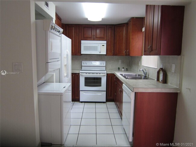 Building Photo - 10 SW 108th Ave
