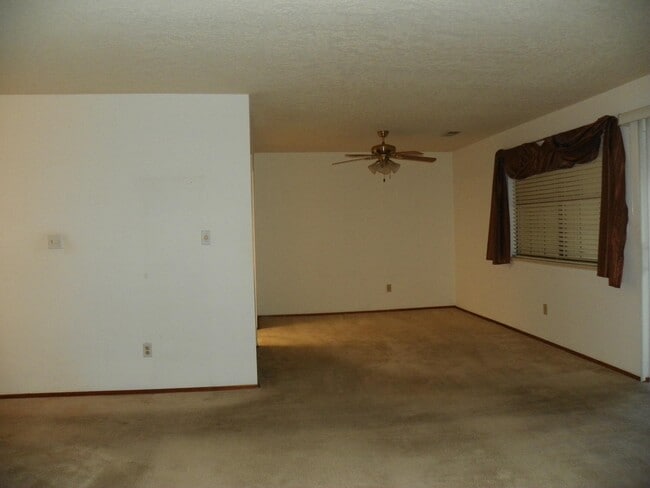 Building Photo - 813 Country Club Dr SE
