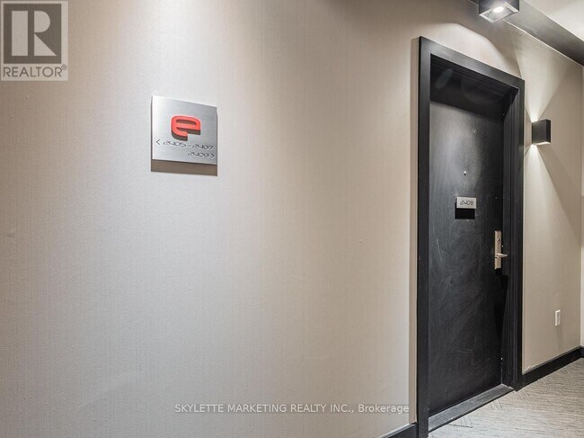 Photo du bâtiment - 8 Eglinton Ave E