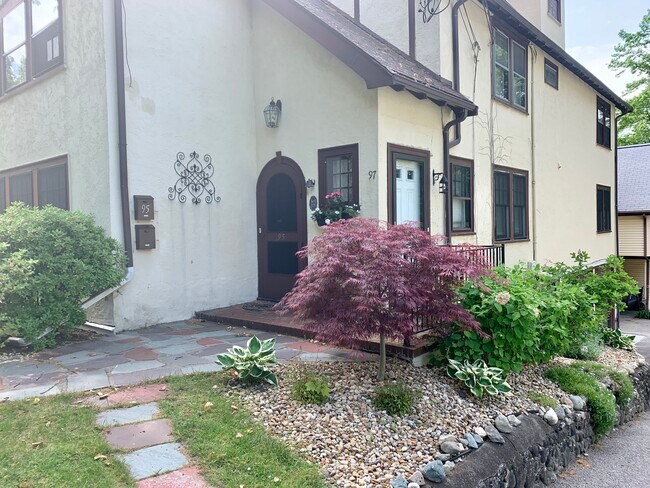 Private entrance - 97 Atwood Ave