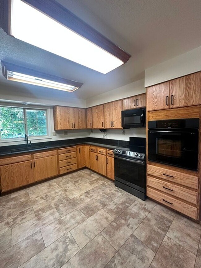 Foto del edificio - 4 Bedroom home with acreage