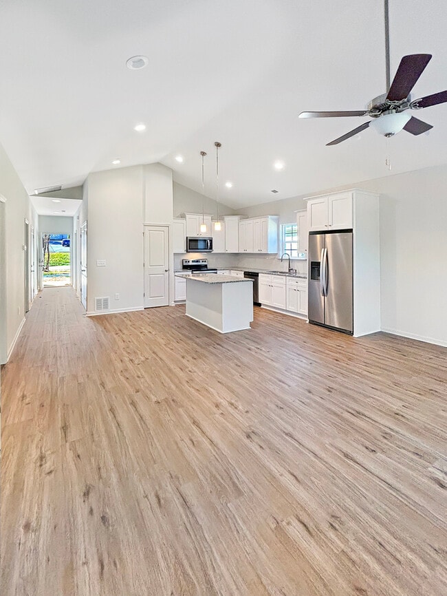 Building Photo - 3 Bed, 2 Bath Home with Garage / Pet-Friendly / Vouchers Accepted / Coming Soon!