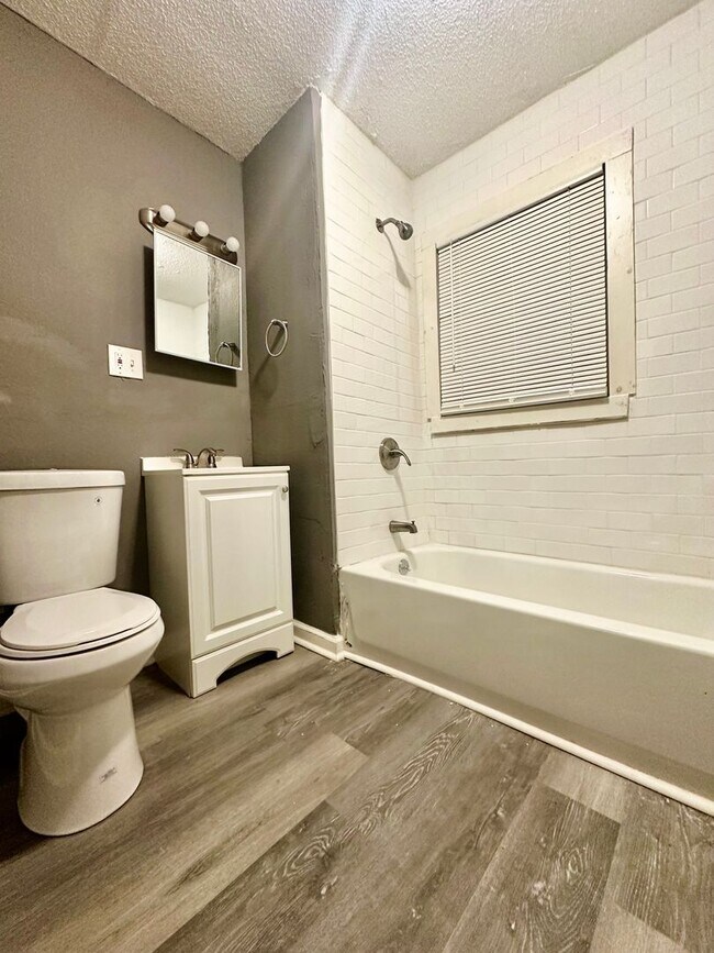 Building Photo - Northeast Home For Rent- 2 Bedroom/1 Bath