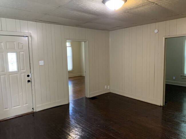 Foto del edificio - Near Southside 2BR House on Quiet Street