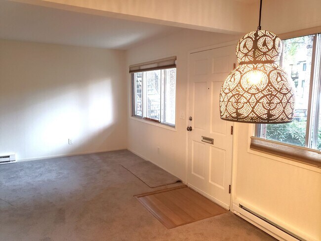 Foto del edificio - Charming Updated 2 bed/1 bath Condo on Ground Floor in Desirable Irvington District! W/S/T included