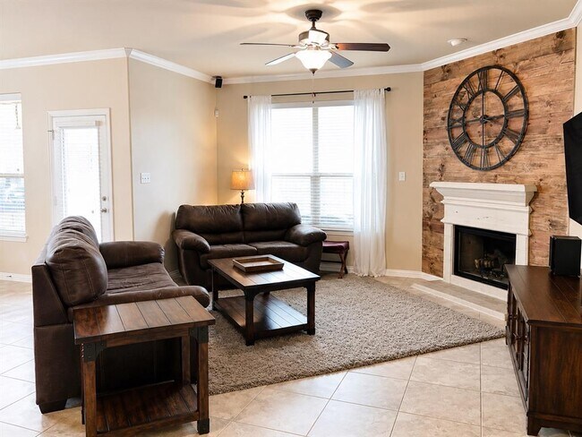 Foto del edificio - 705 Rolling Brook Ln