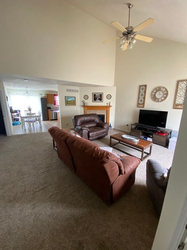 Building Photo - Great 3-bed, 2.5 bath home with a scenic v...