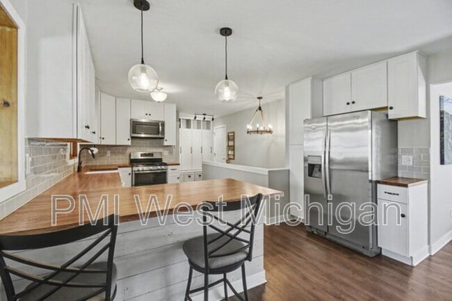 Building Photo - 6593 Crownpointe Dr SW