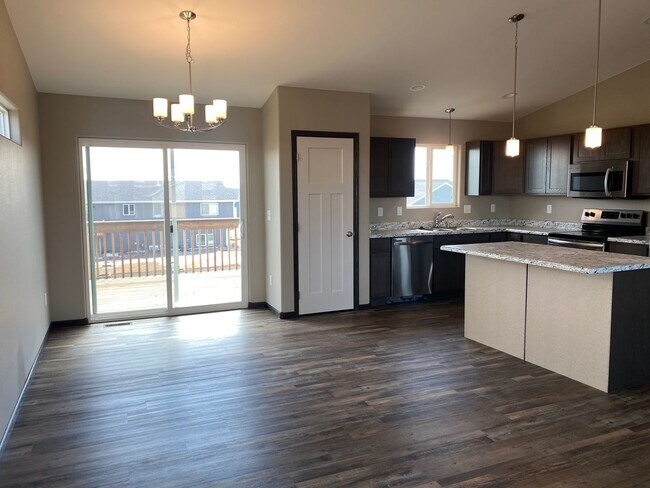 Building Photo - 4 BED | 3 BATH | DOUBLE GARAGE | RAPID VALLEY