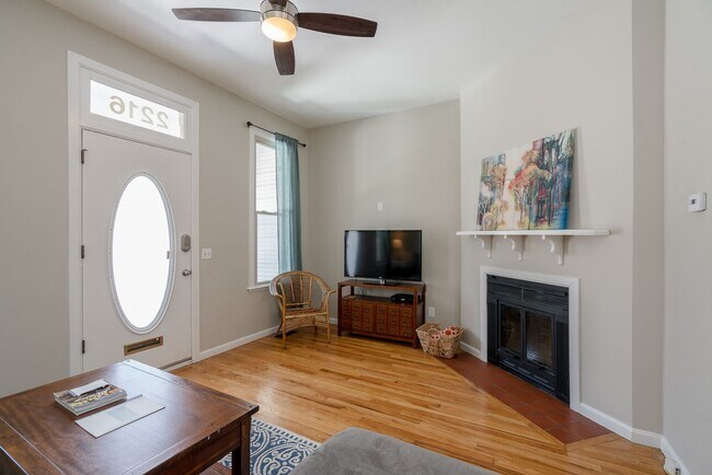 Building Photo - 2 Bed, 1 Bath Townhome in Lafayette Square!