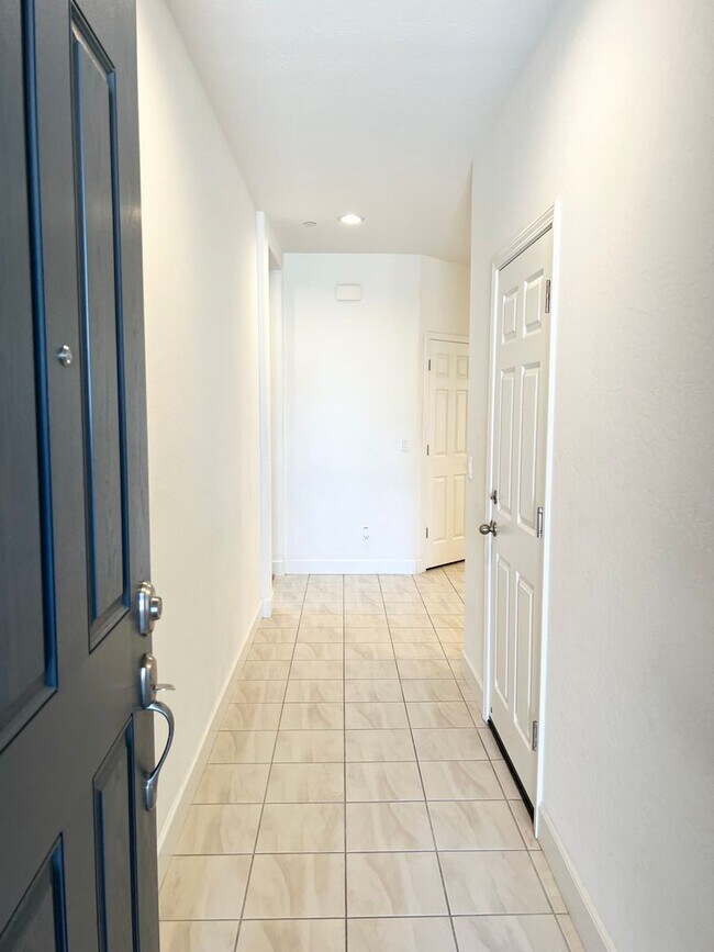 Building Photo - Stunning 3 bed / 2 bath in Gated Community