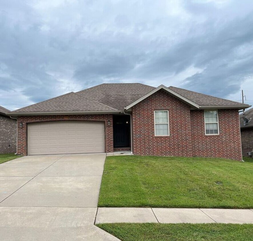 Foto principal - 3 Bed 2 Bath Home South Springfield!