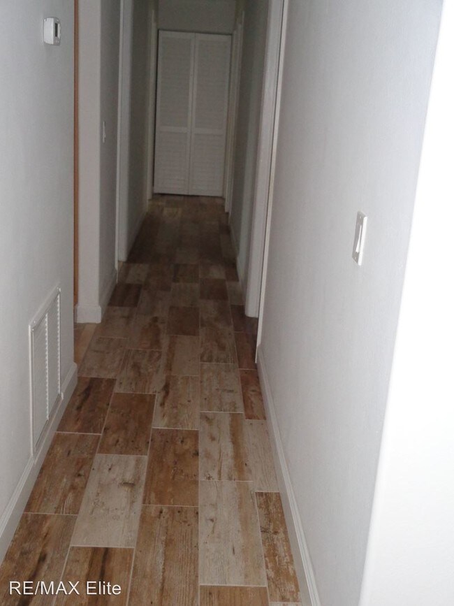 Building Photo - 4 br, 2 bath House - 217 Bella Coola Dr.