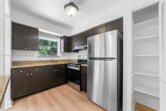 Foto del edificio - 2457 NE 183rd St