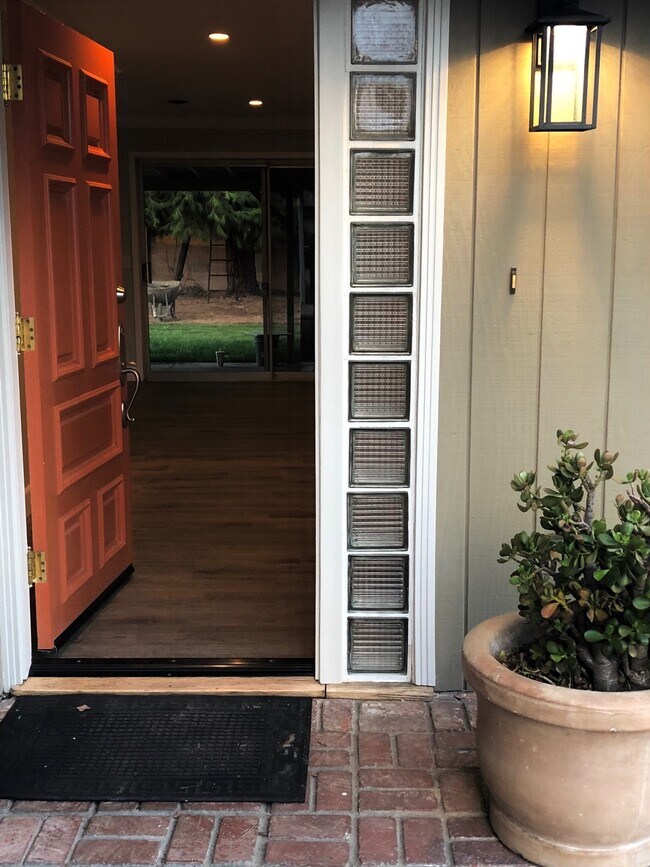 Foto del edificio - 23447 Gilmore St