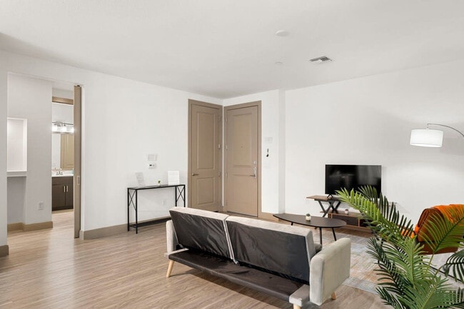 Foto del edificio - 555 N College Ave