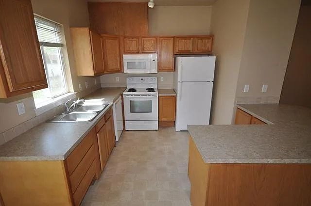 Building Photo - Upper Level 2 Bed 2 bath Apartment