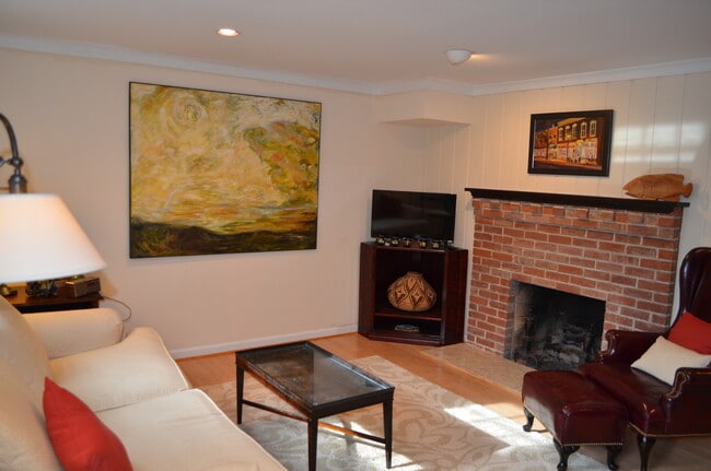 sitting room - 407 Summers Dr Apartments