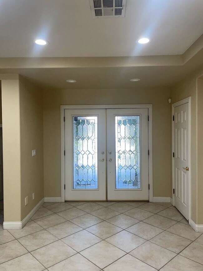 Foto del edificio - Gorgeous 5 BR/4BA home with pool & basement!