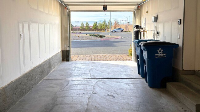 Foto del edificio - Wonderful 3 Bedroom townhouse with a 1 car garage - 3 levels located in North Las Vegas